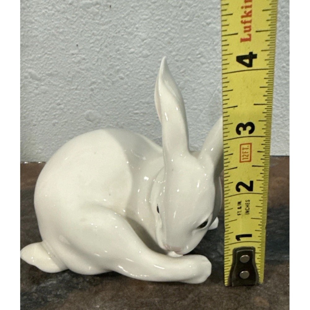 EUC LLADRO 5906 Pensive Preening Bunny Rabbit Porcelain Figurine w Box